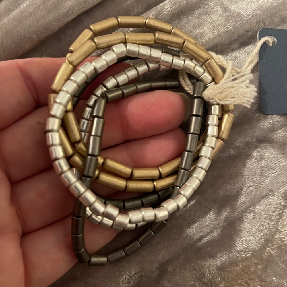 Set of 6 stretchy bracelets with metal beads